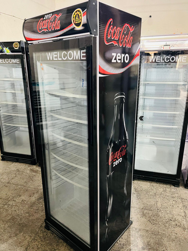 یخچال ویترینی ایستاده عرض 70 سانت تک درب طرح نوشابه کوکاکولا زیرو COCA ZERO